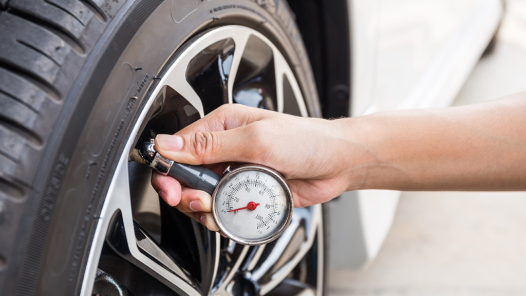 汽車胎壓過低過高會怎樣？搞懂胎壓換算、測量方式