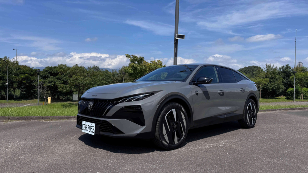 【Andy老爹試駕】全新小改款Peugeot 408 P2 Hybrid！