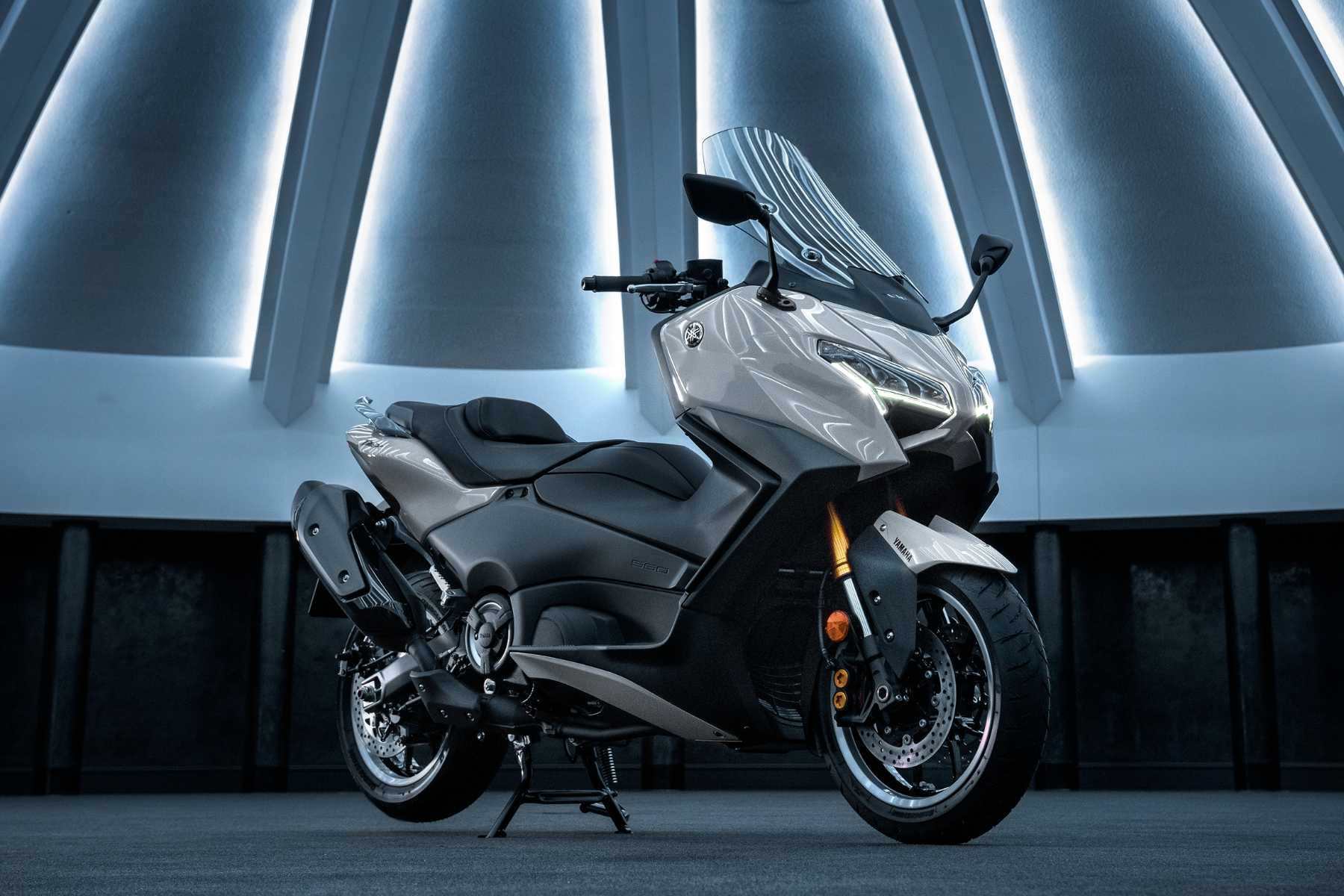 明治萬國新圖 25年式Yamaha Tmax 560日本發表新三色加小改車頭登場｜SiCAR 愛車酷