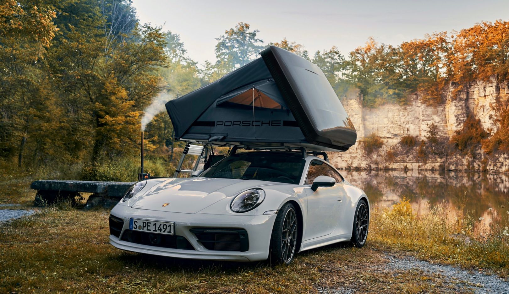 連Porsche當家跑車911都能變身露營車！原廠推出連跑車系列都能安裝的車頂帳來滿足車宿趨勢