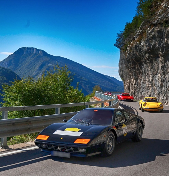 114台經典款 Ferrari齊聚 環遊義大利場面壯觀