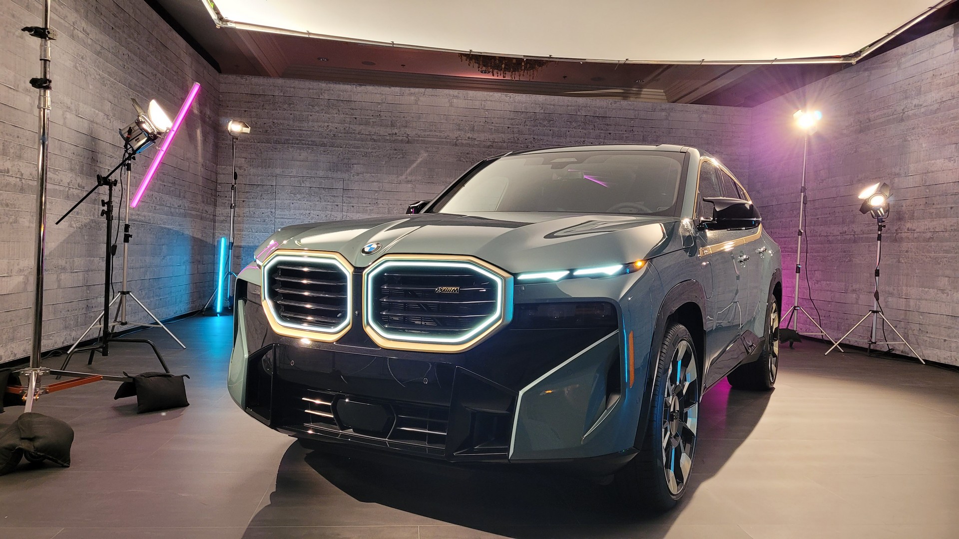 2023 BMW XM 插電式油電 SUV 亮相！
