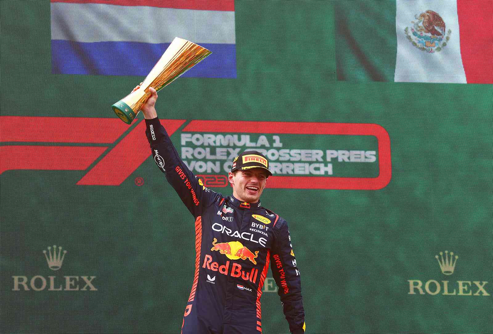 制霸主場！Red Bull車隊Max Verstappen回歸紅牛賽道奪冠Sergio Pérez競速超車登上頒獎台