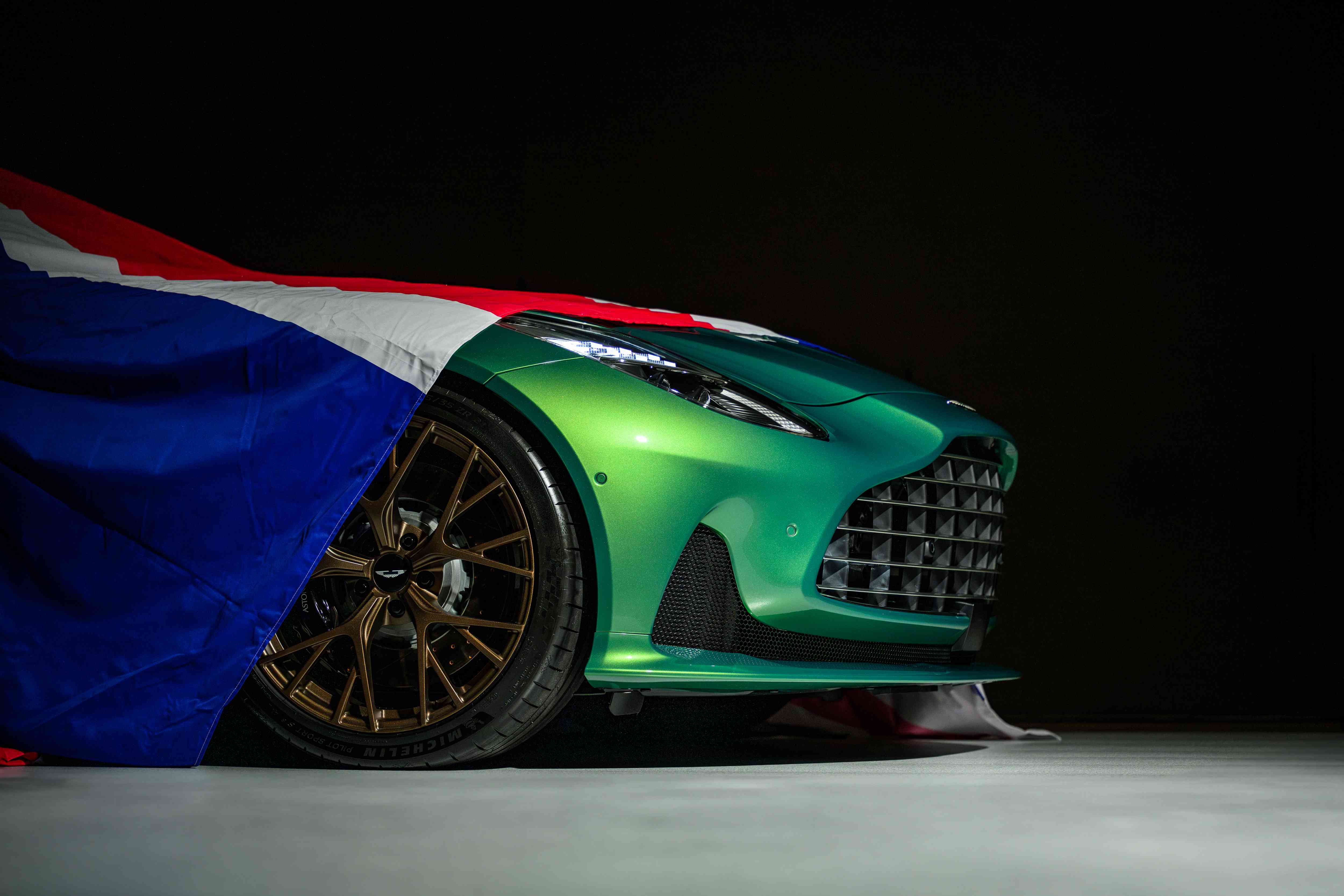 凌駕 GT 之上，世界首輛 Super Tourer全新Aston Martin DB12 正式登台