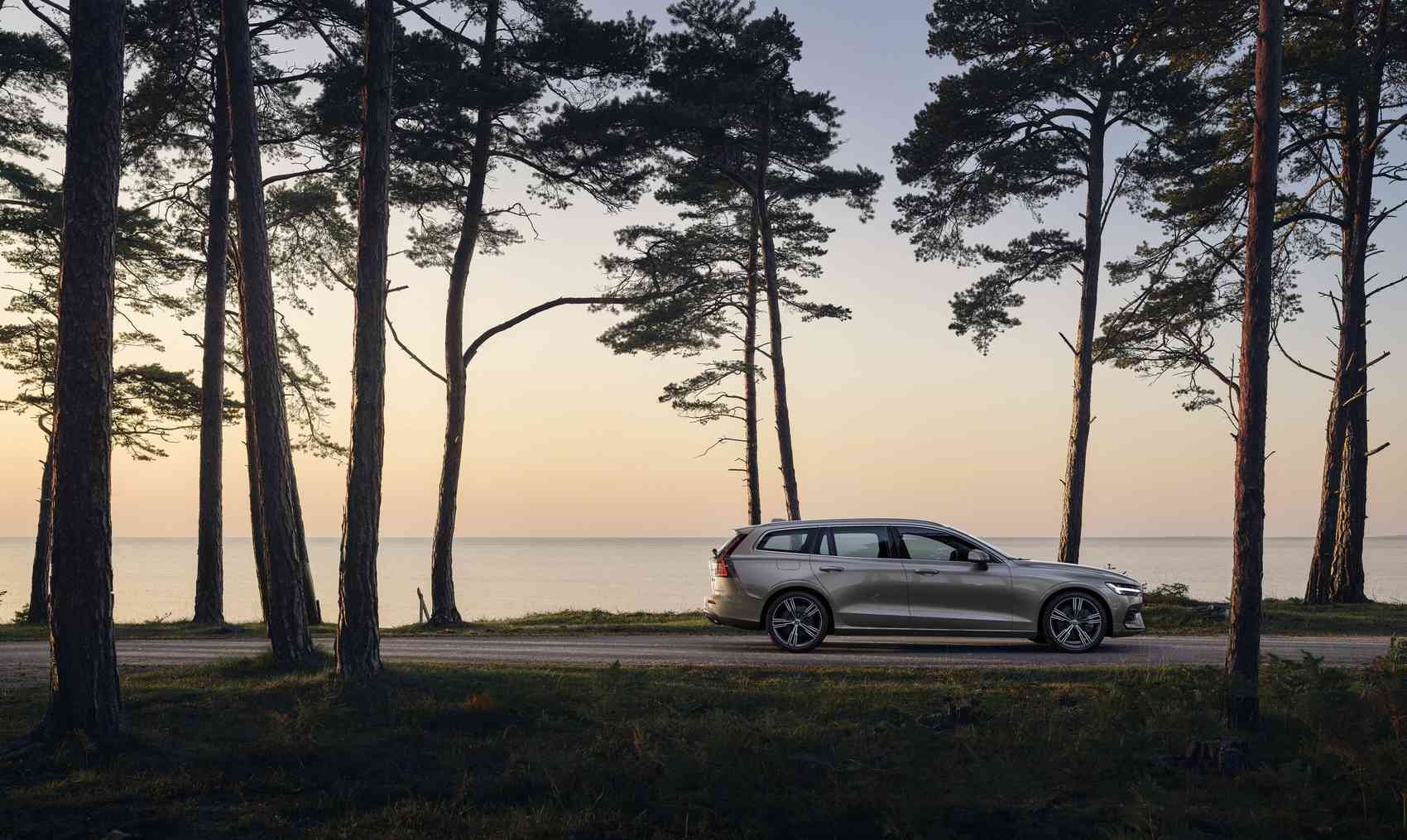 VOLVO V60 B3 Plus 全新動力新年式登場上市限量優惠價 179 萬 敬邀入主北歐豪華中型旅行車開啟風格生活的無限可能
