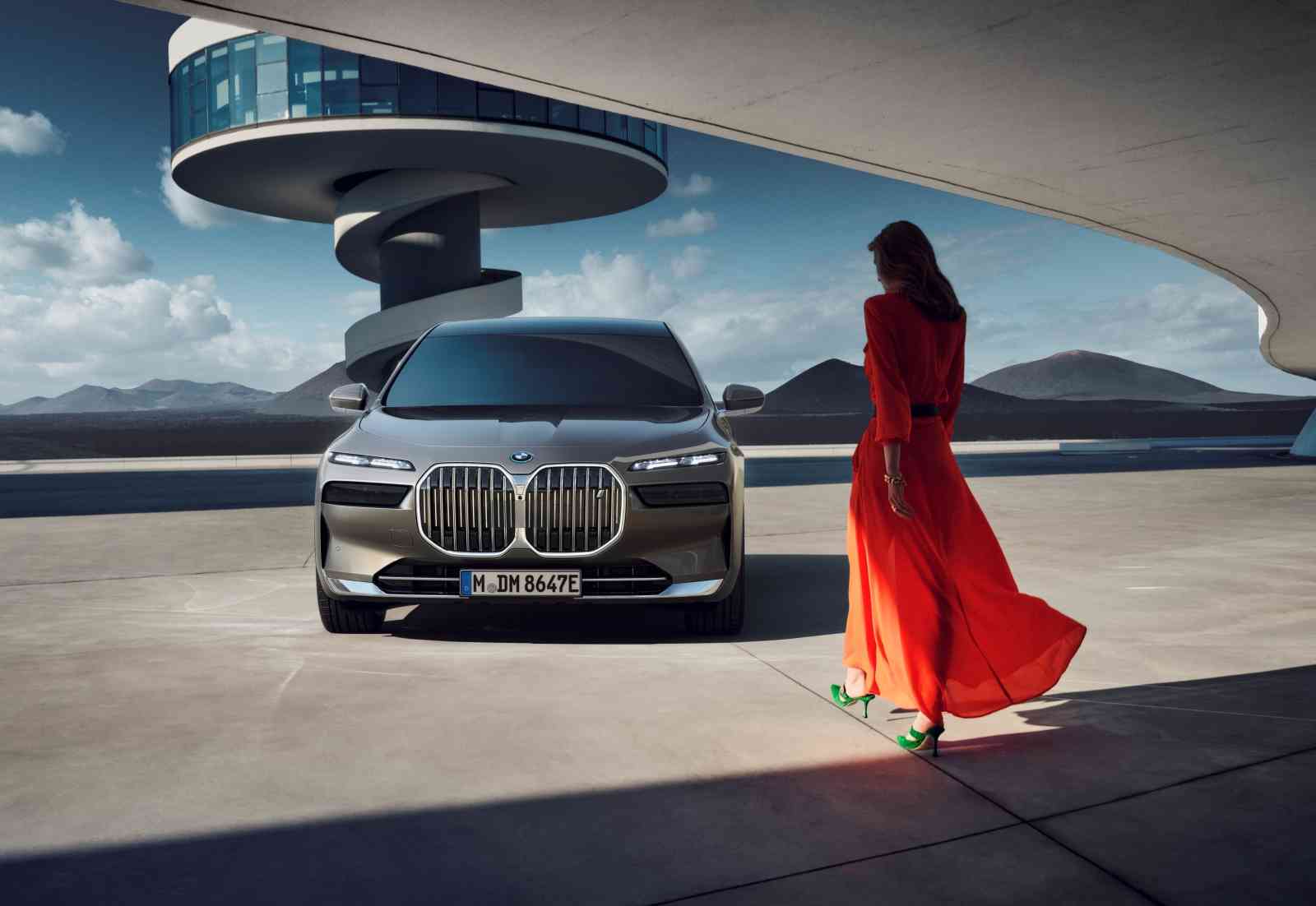 全新世代BMW i7 eDrive50 Excellence璀璨上市2024台北新車暨新能源車特展 首度亮相領軍BMW新世代陣容 展演震撼氣勢