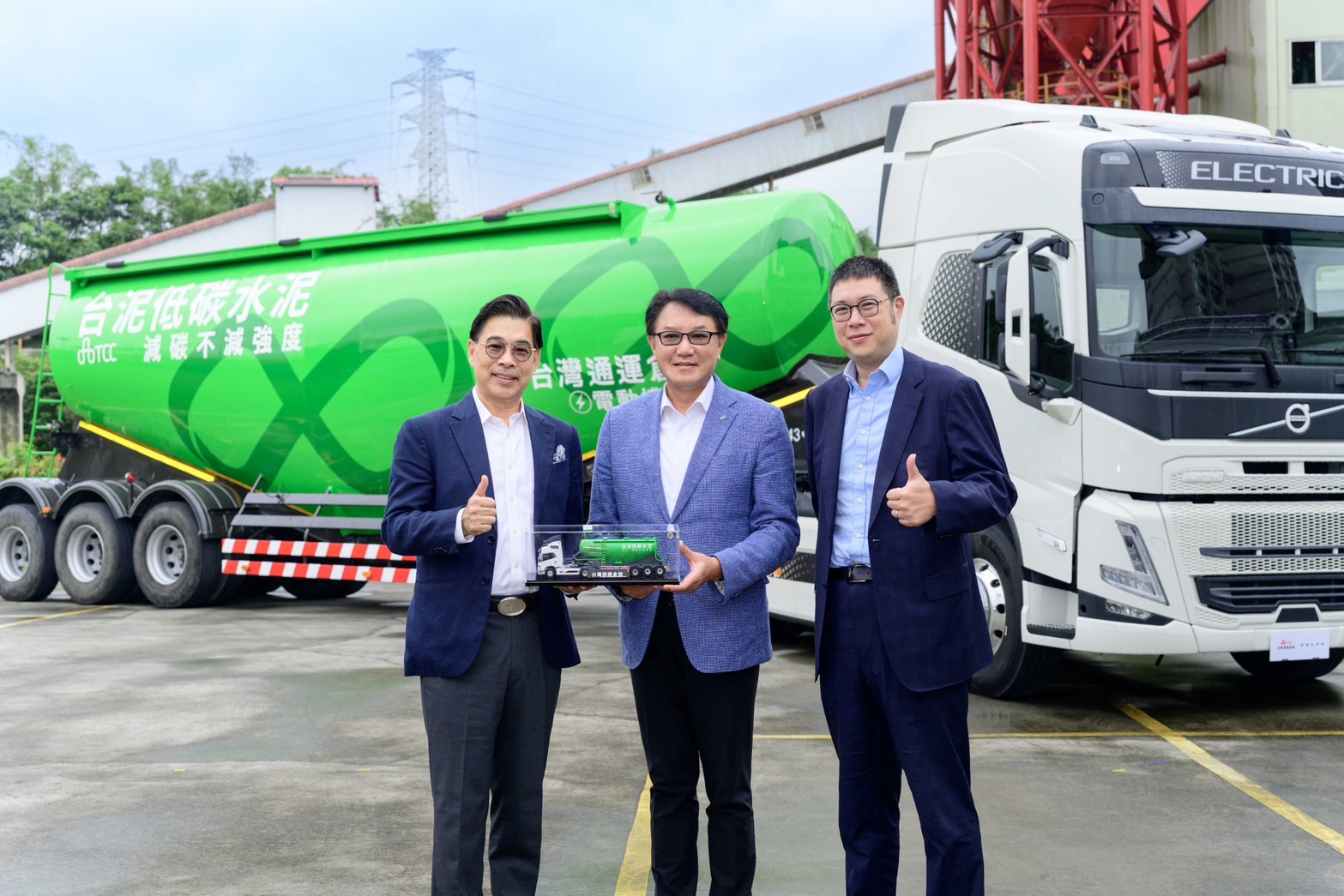 擴大布局綠色物流 台灣通運引進VOLVO電動曳引車  台泥低碳水泥運送改採電動曳引車 減碳32%