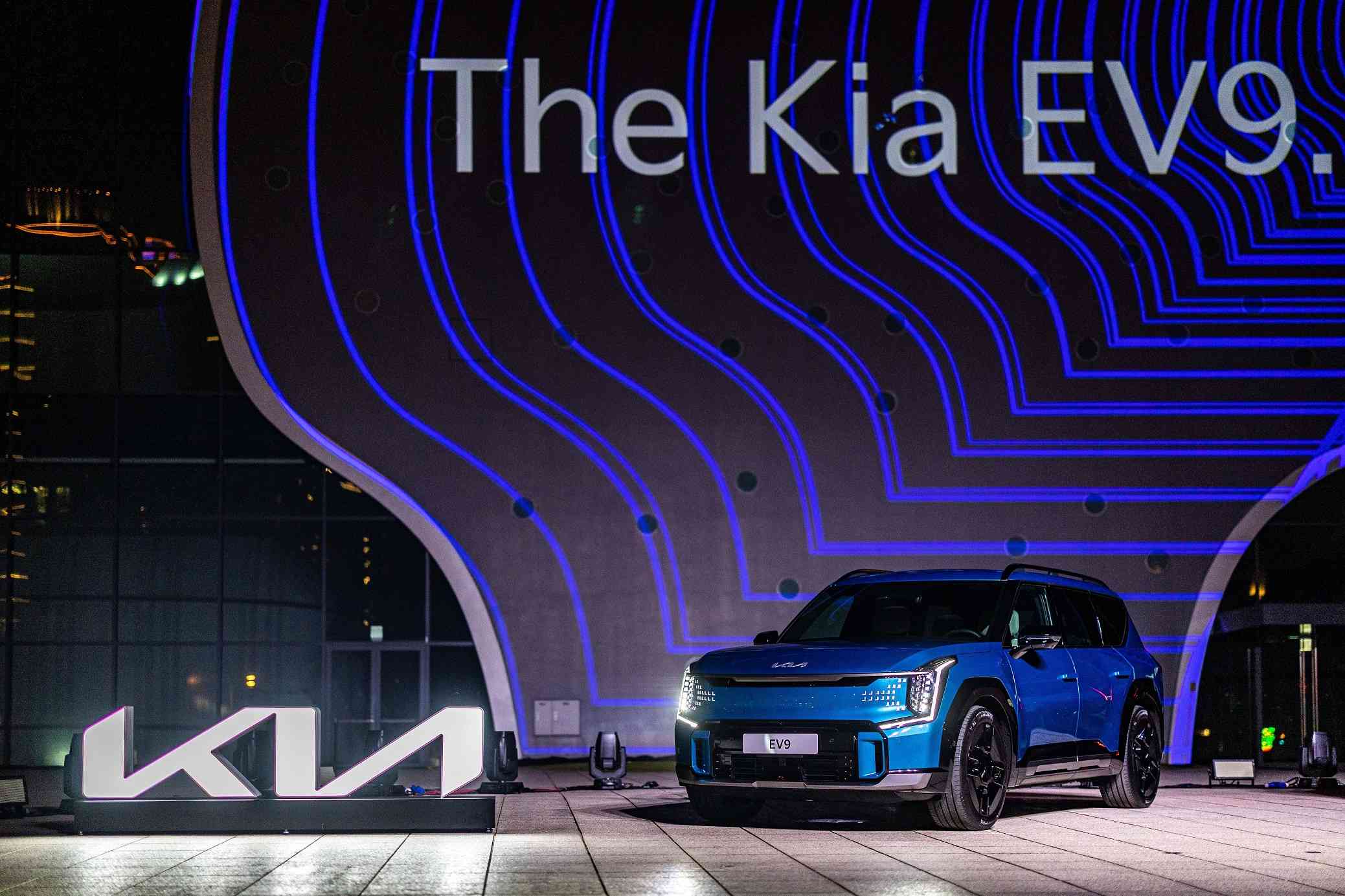 The Kia EV9純電智慧旗艦LSUV榮獲2024車訊風雲獎「年度風雲車、最佳進口電動車」雙冠！The Kia EV6與EV9蟬聯2023-24年度風雲車至高榮耀！